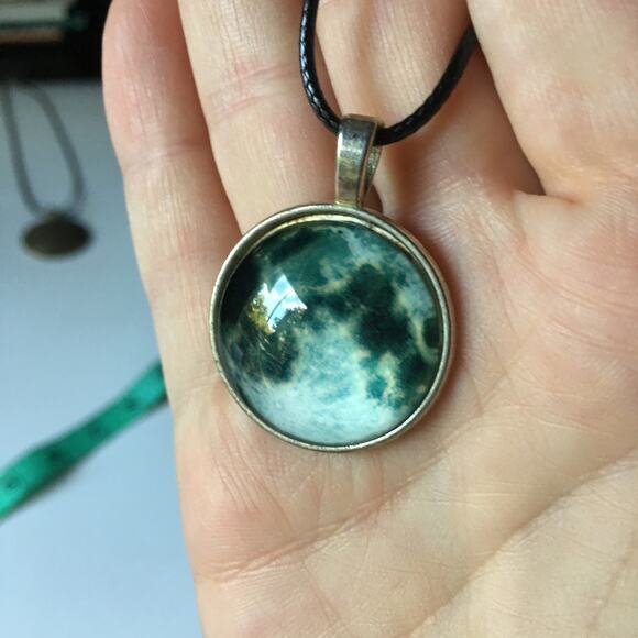 Abstract glass front dark green splatter pendant necklace - Picture 9 of 11